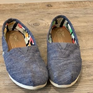 Toms women’s size 7.5.
